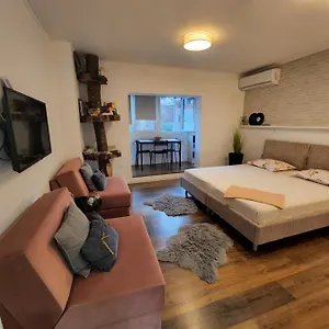Apartment Traveler's Place At Centre Tirana
